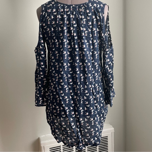 Max jeans hi-low cold shoulder top. Size small - Picture 3 of 8